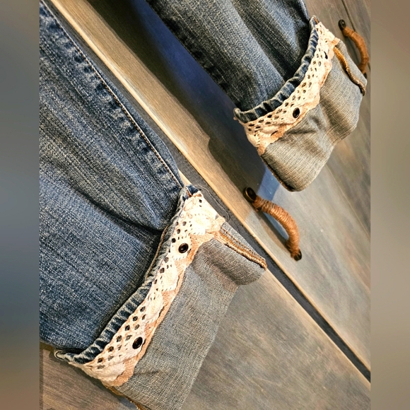Manhattan Collection Blues Stonewash Cuffed Jeans (4) - Picture 5 of 12